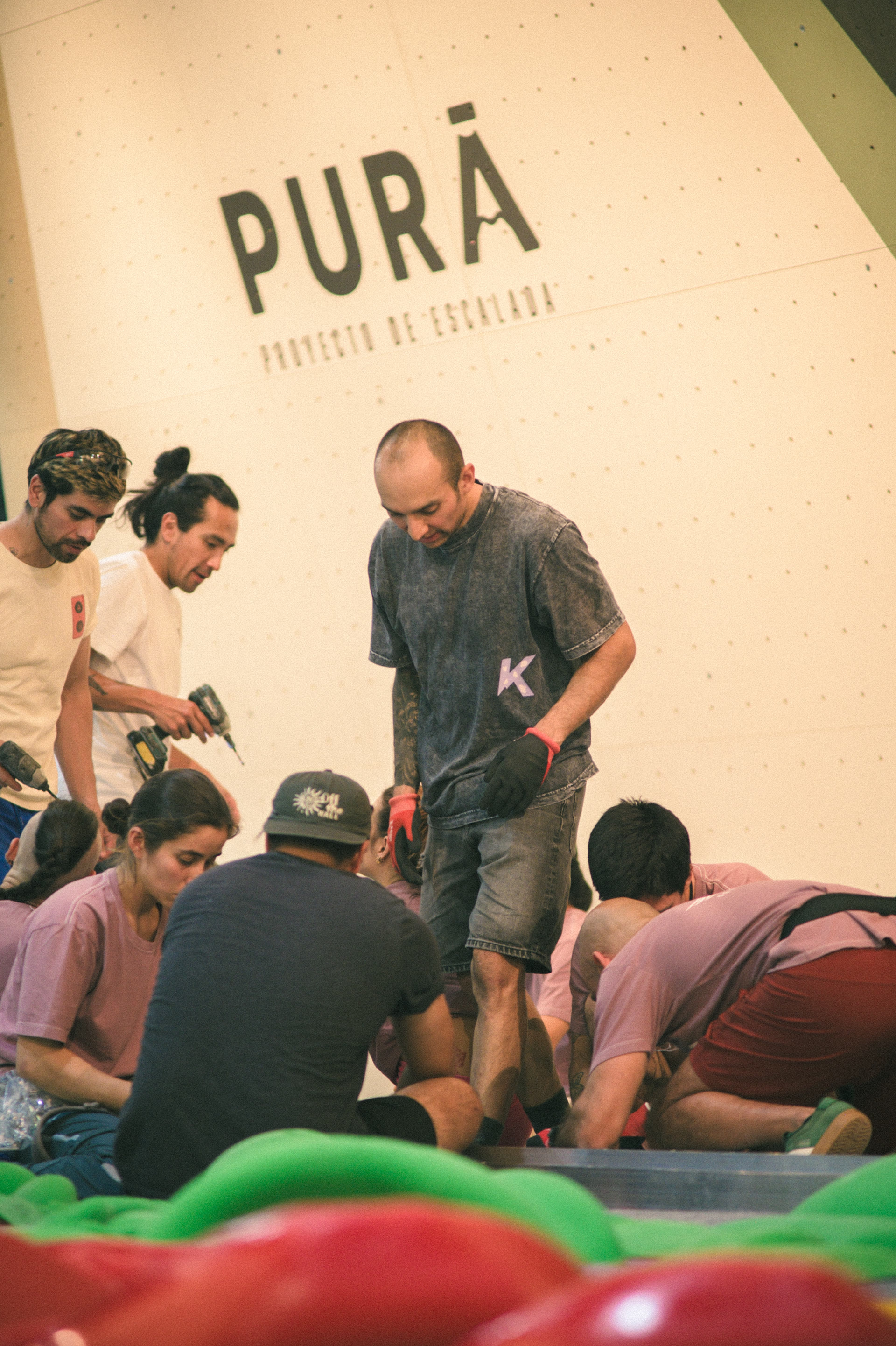 Equipo de PURÁ junto al muro con el logotipo